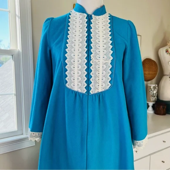Vintage 60s/70s Blue Terry Cloth House Dress Loungewear Robe w/ White Lace Trim - Picture 6 of 13